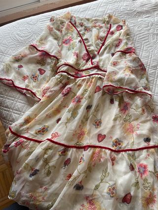 Vestido blanco floral con volantes