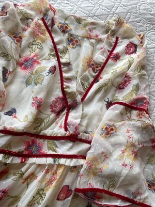 Vestido blanco floral con volantes