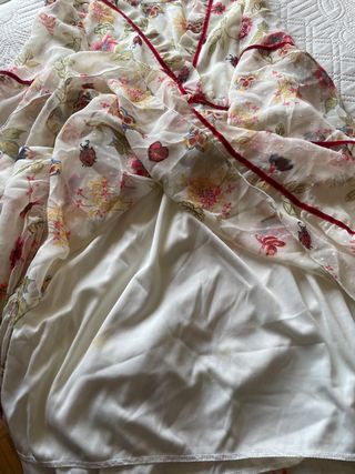 Vestido blanco floral con volantes