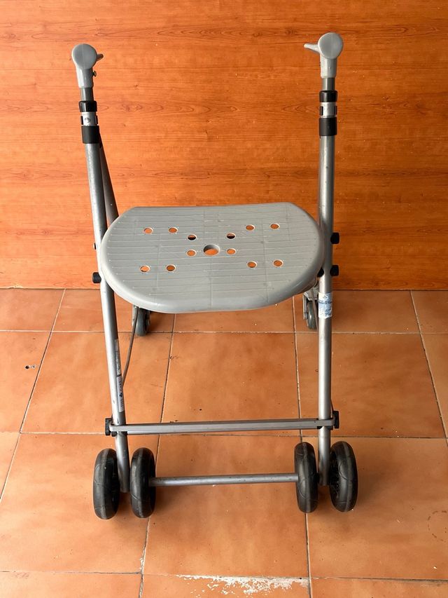 Andador con asiento y ruedas