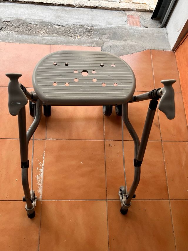 Andador con asiento y ruedas