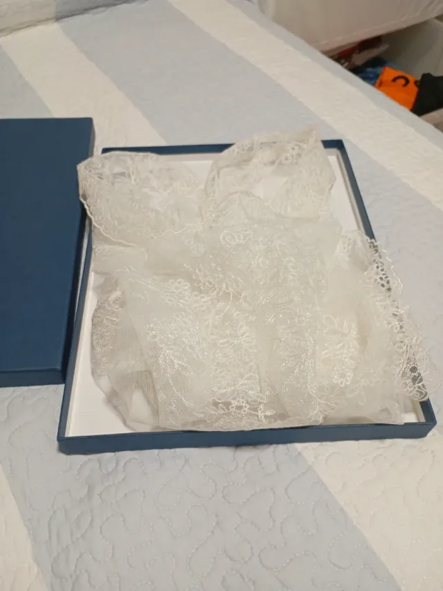 Mantilla pico fallera blanca