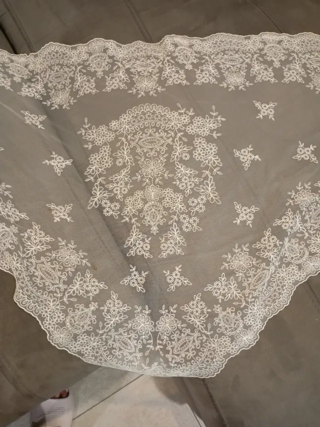 Mantilla pico fallera blanca