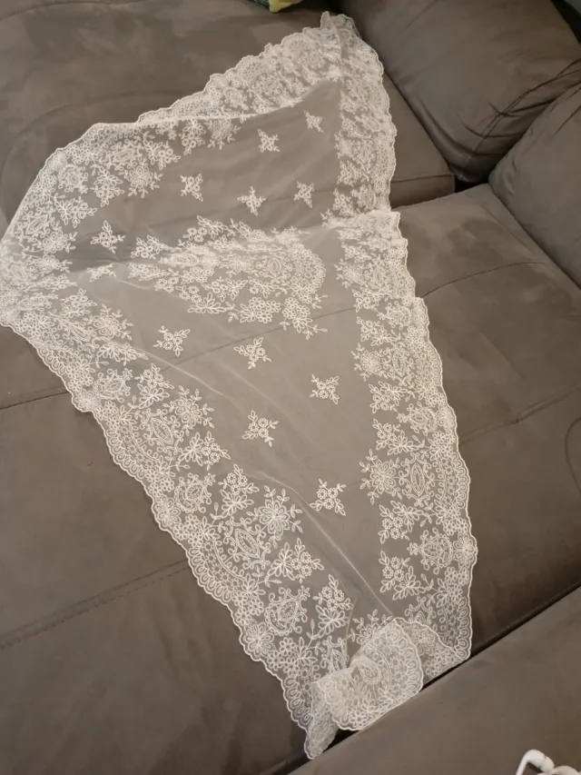 Mantilla pico fallera blanca