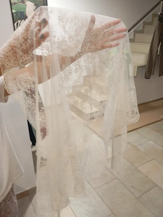 Mantilla pico fallera blanca