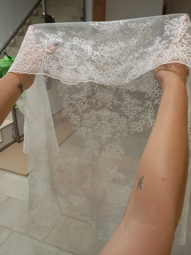 Mantilla pico fallera blanca