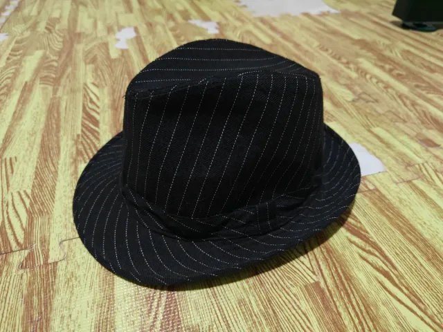 Cappello nero con falde strette