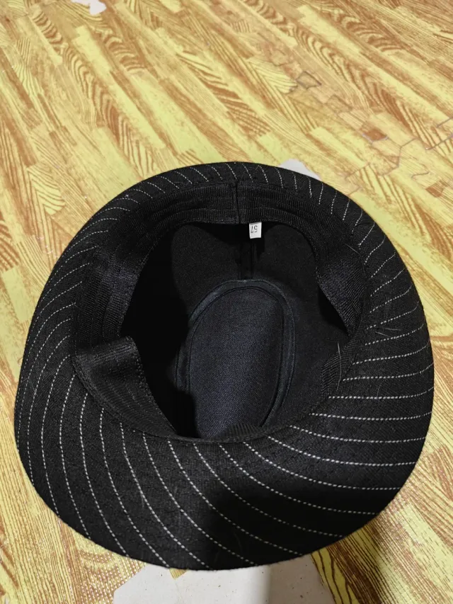 Cappello nero con falde strette