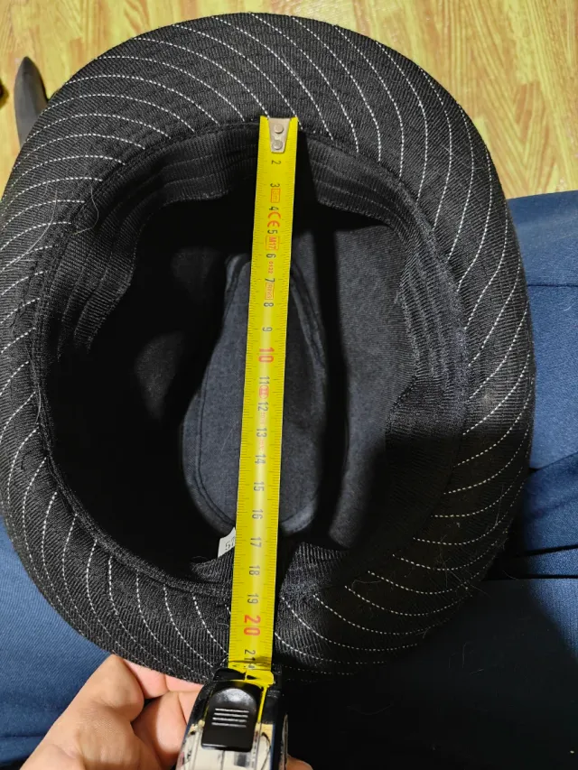 Cappello nero con falde strette