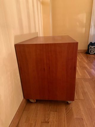 Mesa auxiliar con ruedas