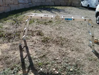 Escalera metálica plegable.Medida 3 metro y medio.