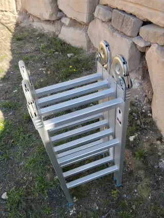 Escalera metálica plegable.Medida 3 metro y medio.