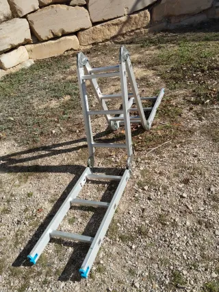 Escalera metálica plegable.Medida 3 metro y medio.