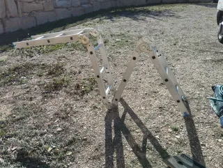 Escalera metálica plegable.Medida 3 metro y medio.