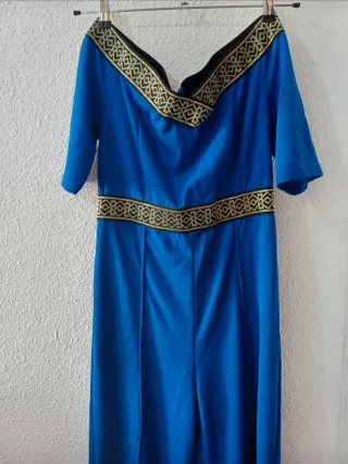 Mono azul con detalles dorados