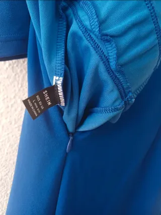 Mono azul con detalles dorados