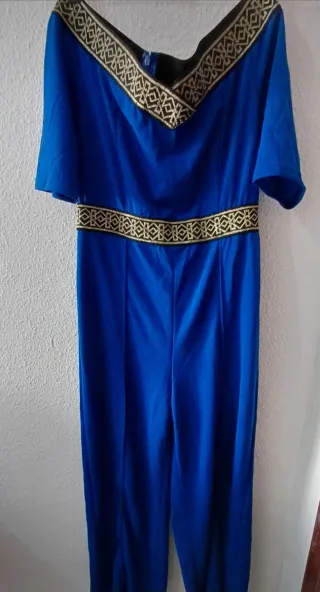 Mono azul con detalles dorados