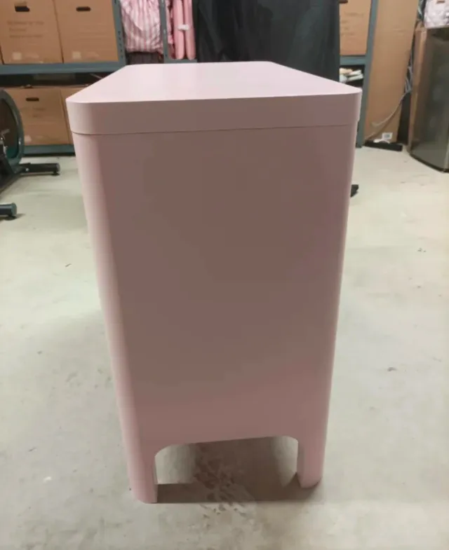 Cómoda infantil rosa con tiradores redondos