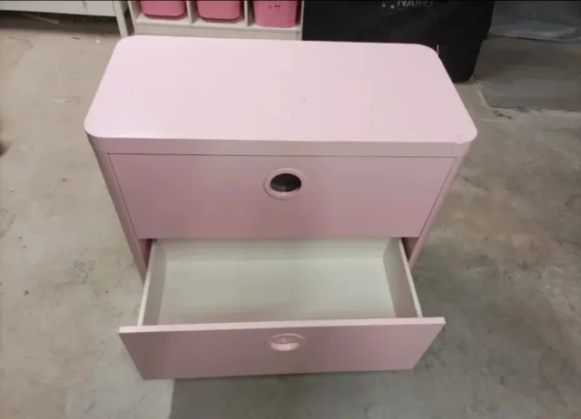 Cómoda infantil rosa con tiradores redondos