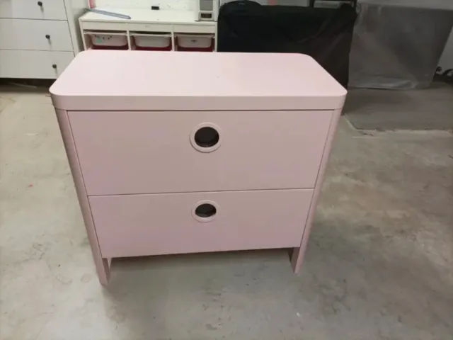 Cómoda infantil rosa con tiradores redondos