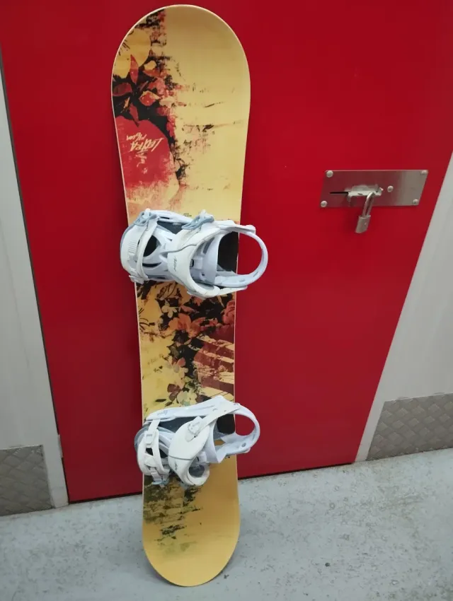 Tabla Snowboard Nitro Mujer + fijaciones blancas