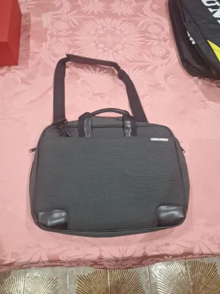 Maleta portátil negra y gris