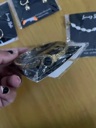 Pulsera de perlas y acero dorado