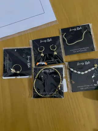 Pulsera de perlas y acero dorado