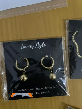 Pulsera de perlas y acero dorado