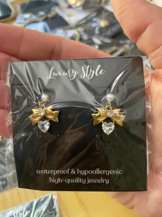 Pulsera de perlas y acero dorado