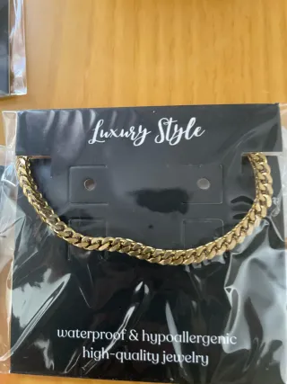 Pulsera de perlas y acero dorado
