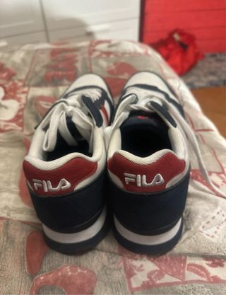 Scarpe Fila bianche, blu e rosse