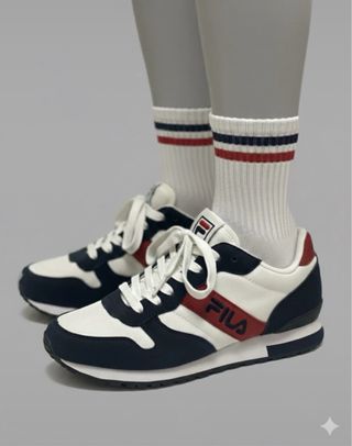 Scarpe Fila bianche, blu e rosse