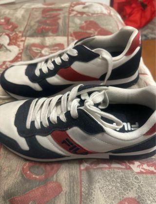 Scarpe Fila bianche, blu e rosse