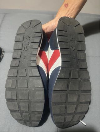 Scarpe Fila bianche, blu e rosse