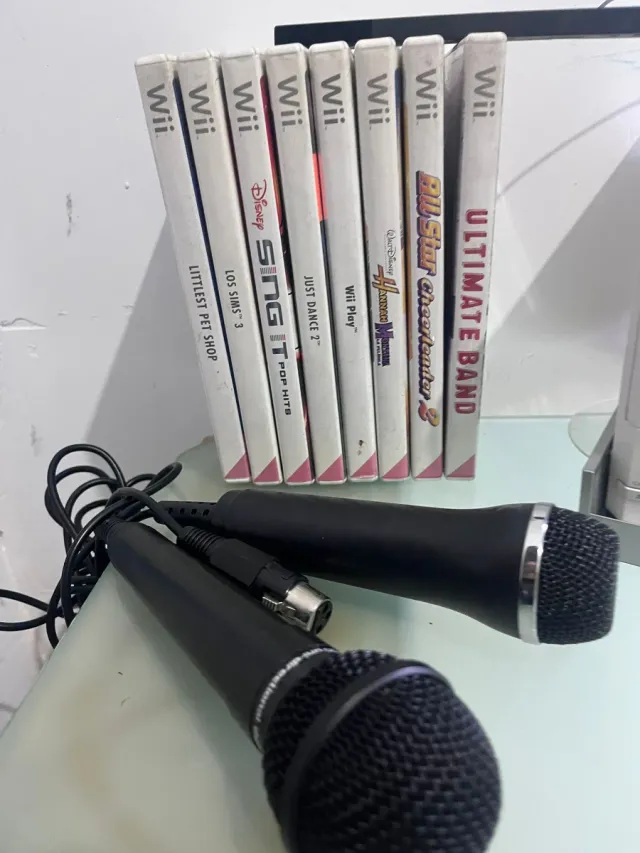 Consola Nintendo Wii + Juegos y Micrófonos