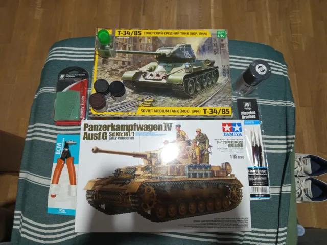 Lote maquetas tanques T-34/85 y Panzer IV + Acceso