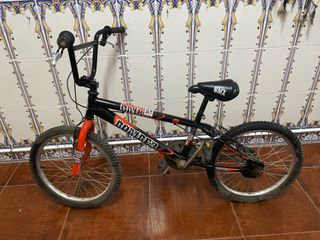 Bicicleta BMX Bomber Negra y Roja