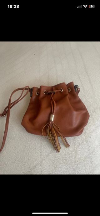 Bolso marrón tipo saco con flecos