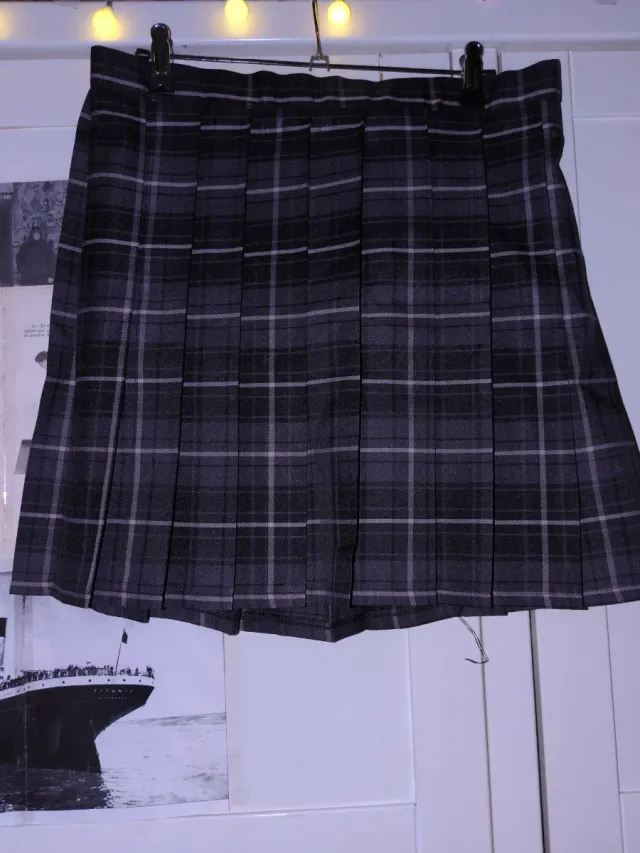 Falda de cuadros gris y negra