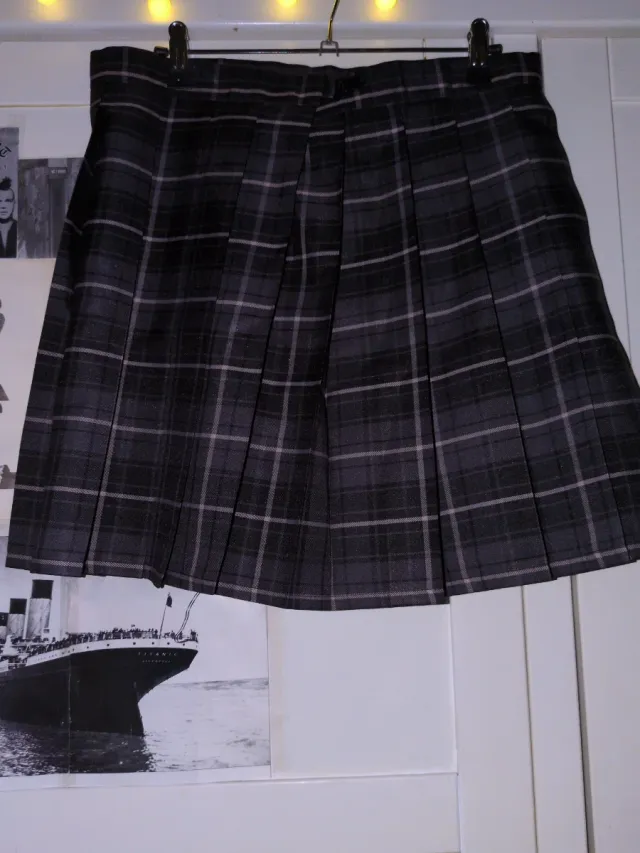 Falda de cuadros gris y negra