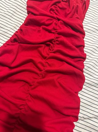 Vestido rojo con cadenas