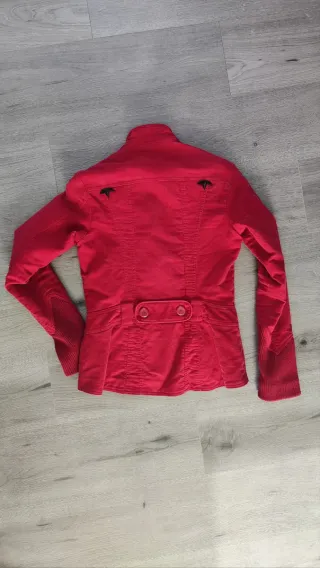 Cazadora roja estilo militar
