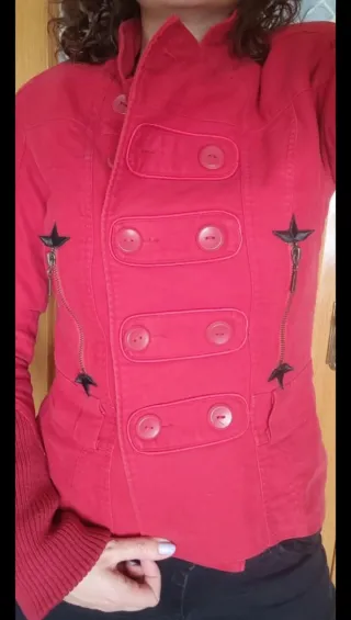 Cazadora roja estilo militar