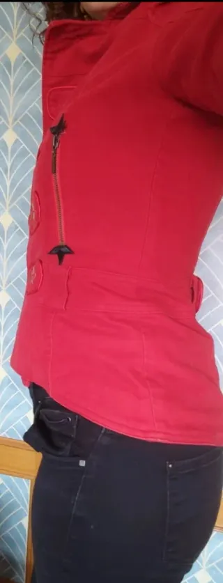 Cazadora roja estilo militar