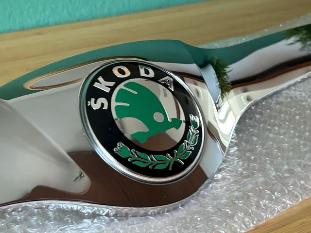 Embellecedor cromado delantero Skoda (nuevo)