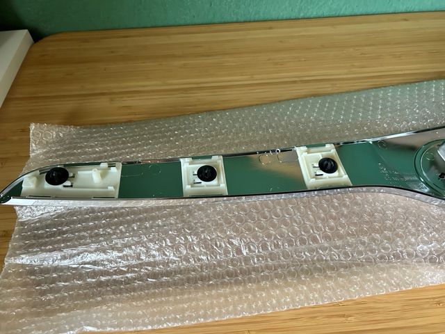 Embellecedor cromado delantero Skoda (nuevo)