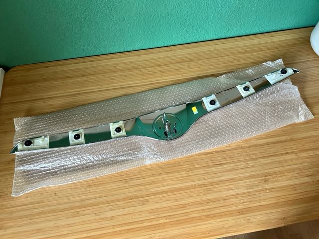 Embellecedor cromado delantero Skoda (nuevo)