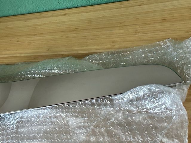 Embellecedor cromado delantero Skoda (nuevo)