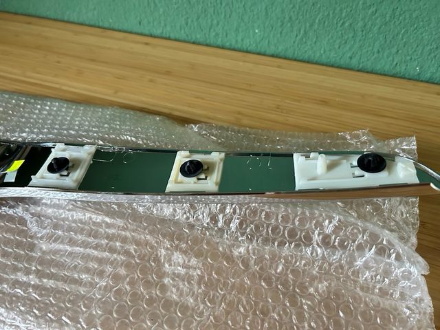 Embellecedor cromado delantero Skoda (nuevo)